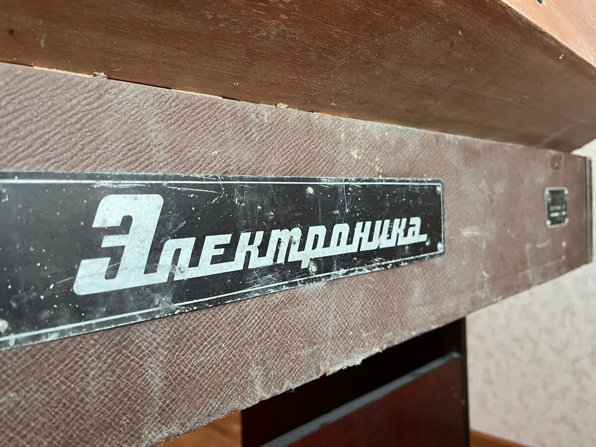 Шильдик выглядит вот так. 