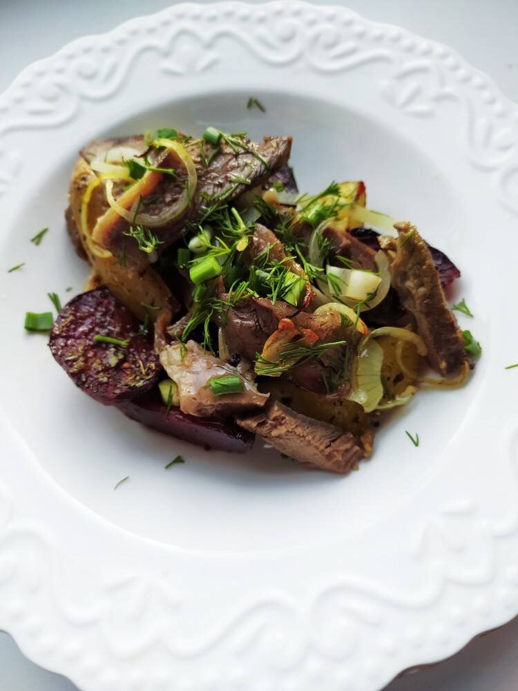 Салат с говядиной и овощами: рецепт - Лайфхакер