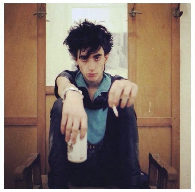 Эдуардо из Paralisis Permanente. Его уход действительно чувствуется несправедливым, ведь  парню было всего  20 лет и музыку он делал крутую. Ниже прикрепляю две свои самые любимые песни PP"