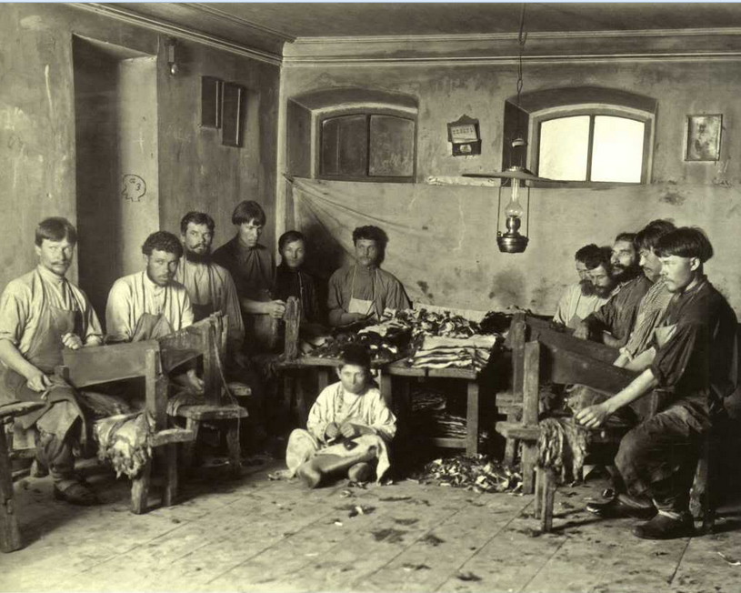 Человек живущий век. Фабрика в царской России в 1908. Фабрики в Российской империи 19 века. Россия 1910-е. Рабочие в начале 20 века