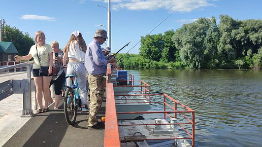 Понтонный мост с рыбаками и девушками на великах