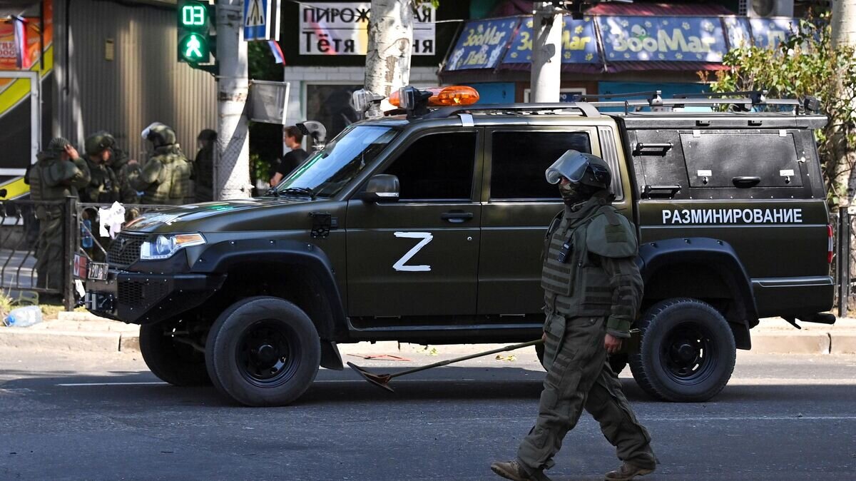    Саперы международного противоминного центра министерства обороны РФ во время разминирования центральной улицы Донецка© РИА Новости