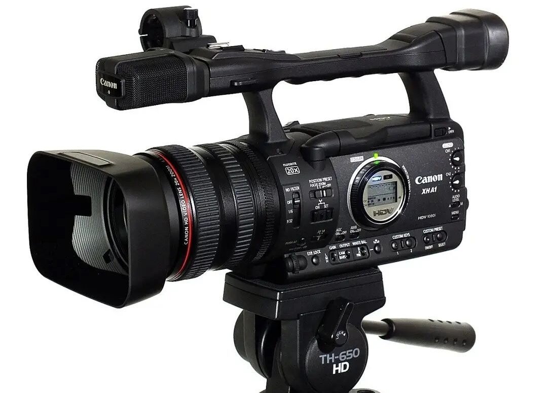 Canon XH A1 - в то время в Москве их было всего три штуки. Одна моя.