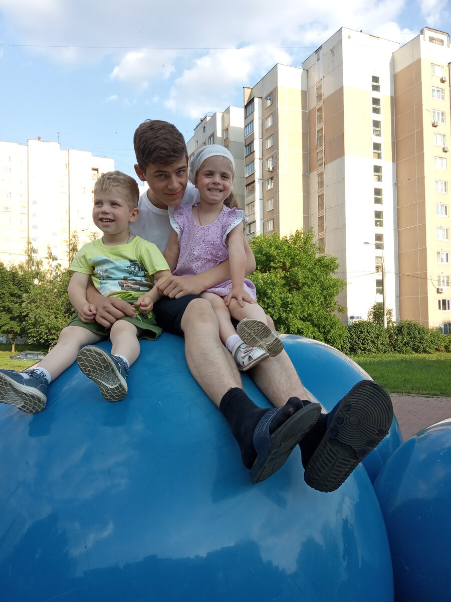 Вот так старшие дружат с младшими.