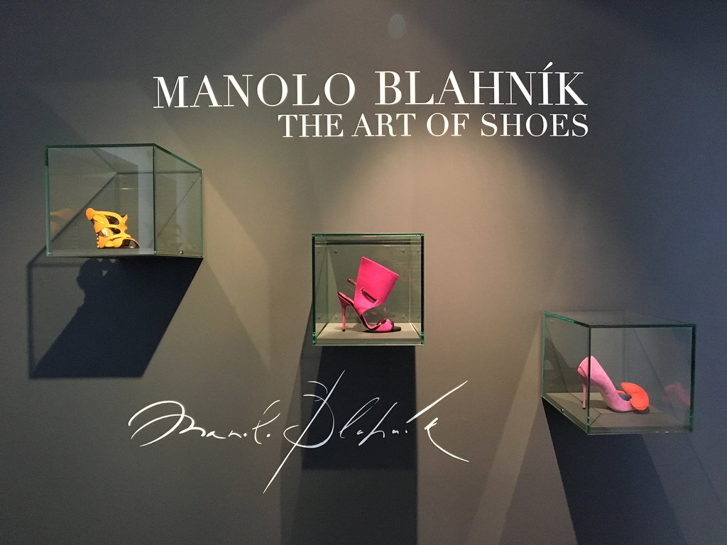 Фото "manolo blahnik the art of shoes exhibit at kampa museum, prague, czech republic" by *lingling* is licensed under CC BY-NC-ND 2.0.