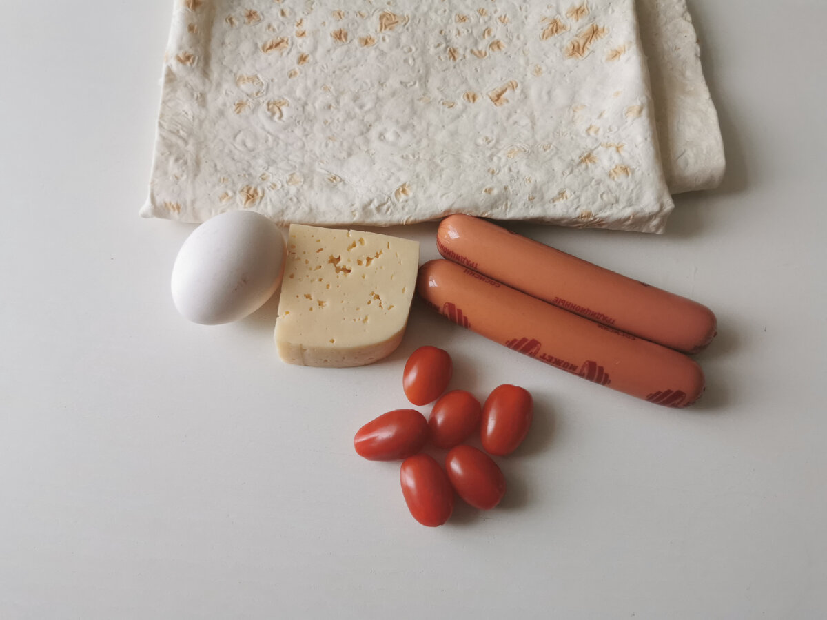 Ингредиенты: лаваш 250 г, черри 70 гр, сыр 50 гр, сосиски 100 гр, яйцо