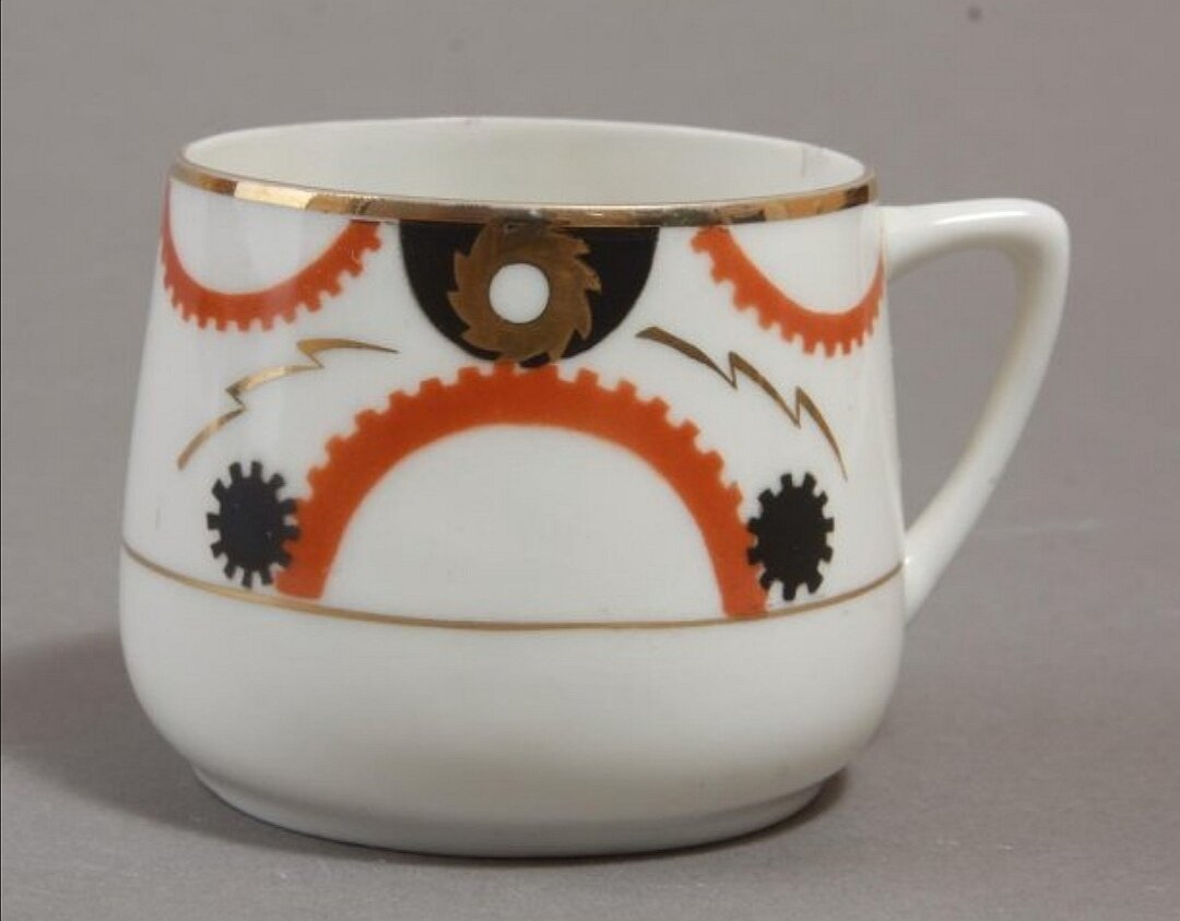 Т.З. Подрябинников. Чашка. 1934 г. Источник: Государственное бюджетное учреждение культуры города Москвы "Музей-усадьба "Кусково". Госкаталог.рф. 

