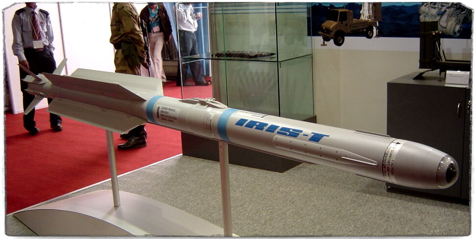Источник: bharat-rakshak.com. Так выглядит непосредственно IRIS-T в версии "воздух-воздух". Зенитные варианты несколько побольше и оснащены защитным кожухом, который при подлёте к цели раскрывается и включается ИК-ГСН.