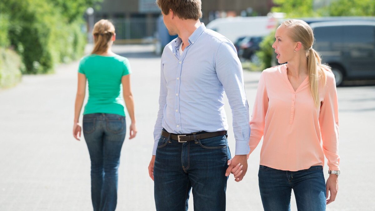    Парень стал засматриваться на моих подруг