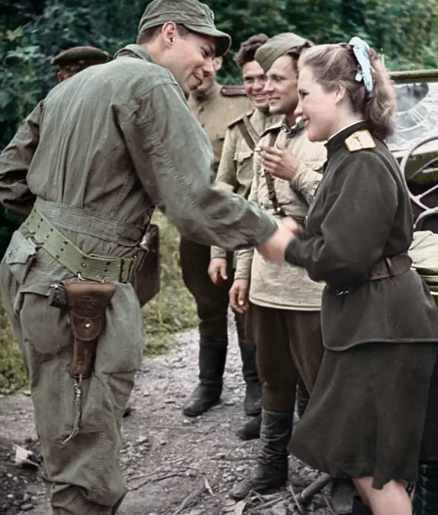 Ппж во время войны кто это. 1945 Американский солдат 1941-1945. Немки в Германии в 1945 и советские солдаты. Шольц 1945. Женщины второй мировой войны.