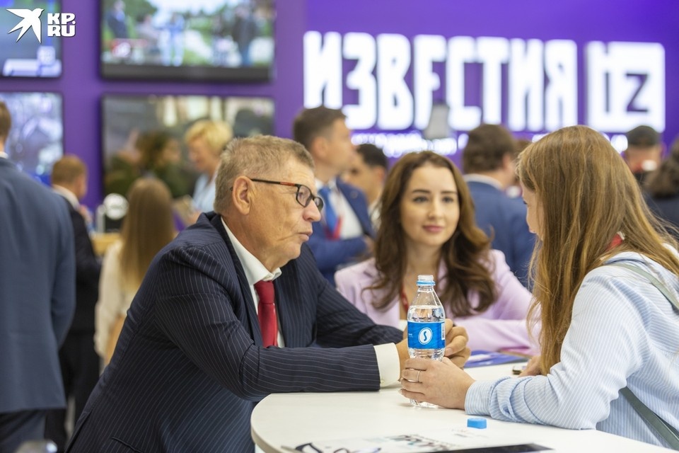     На форуме обсудили много важных вопросов. На снимке генеральный директор, главный редактор медиагруппы «Комсомольская правда» Владимир Сунгоркин общается с журналистами издания. Андрей МИХАЙЛОВ