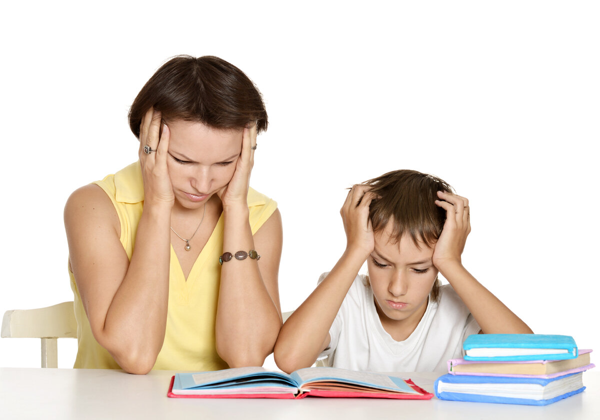 Мама учит уроки. Родители и школьники. Родители и домашнее задание. Трудности в учебе. Уроки с родителями.