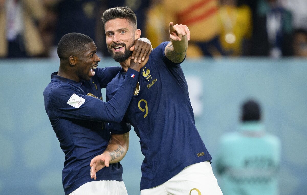    Нападающие сборной Франции Усман Дембеле и Оливье Жиру  EPA-EFE/LAURENT GILLIERON
