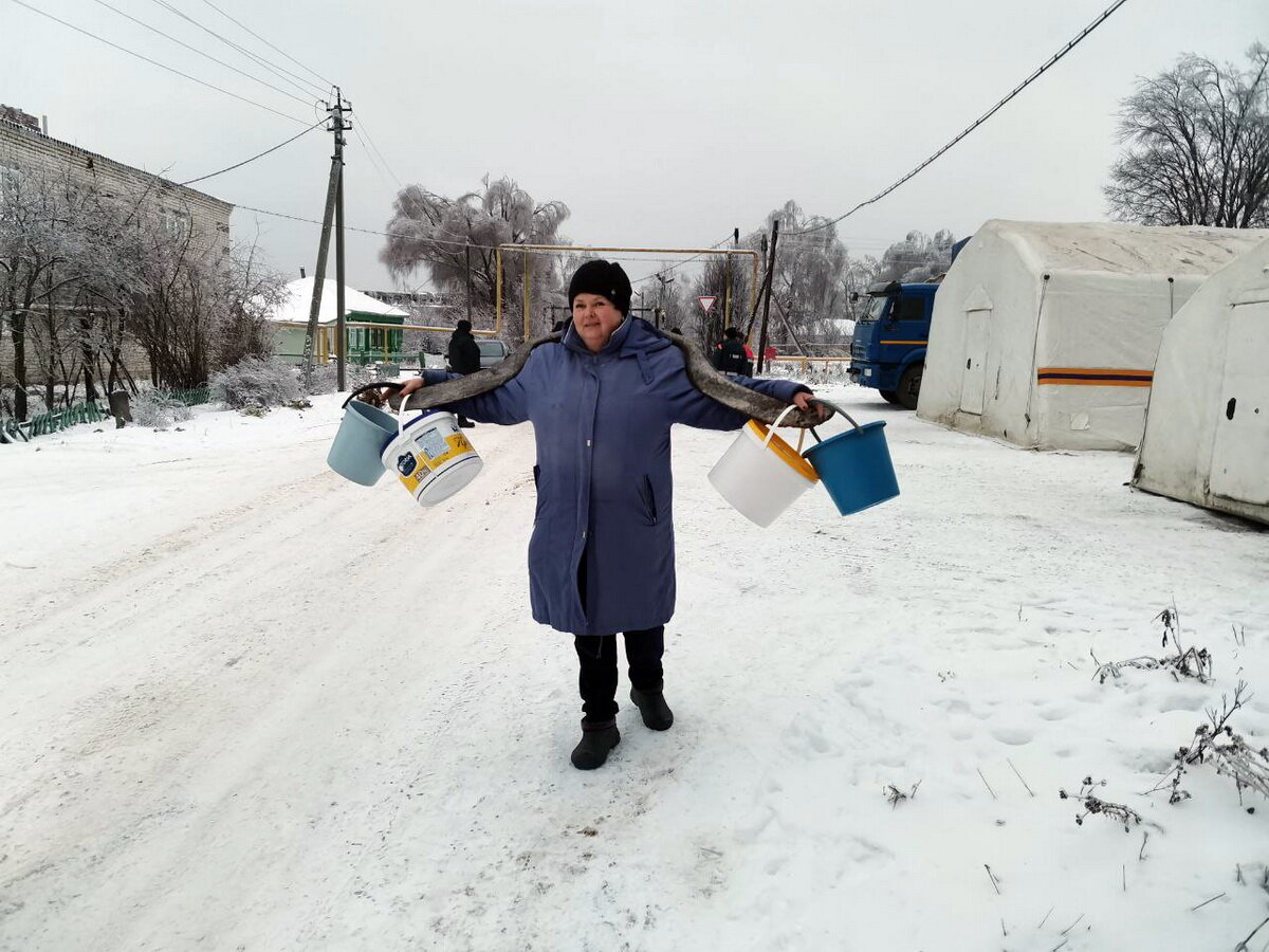 Шесть дней назад над Нижегородской областью прошел ледяной дождь. Большинство восхищалось красотой природы, автомобилисты, согреваясь матерком, чистили свои машины, пешеходы балансировали на голом льду. Целый ряд сельских поселений остался без электричества: обледеневшие провода не выдерживали своего веса и рвались, ситуацию усугубили упавшие деревья, которые росли вдоль линий электропередач. Губернатор о проблеме знает, от метив, что за сутки свет людям должен быть возвращен, но пошли уже шестые сутки, а власти до сих пор не отчитались о возвращении электричества в дома. У многих кроме электроэнергии нет воды – насосы электрические. Спустя насколько дней власти бросили на помощь силы и средства МЧС, чуть позже подключили армию. Почему районы сделали это сразу и зачем «наверх» шла недостоверная информация должны задуматься соответствующие органы. Фото пресс-службы ГУ МЧС России по Нижегородской области.