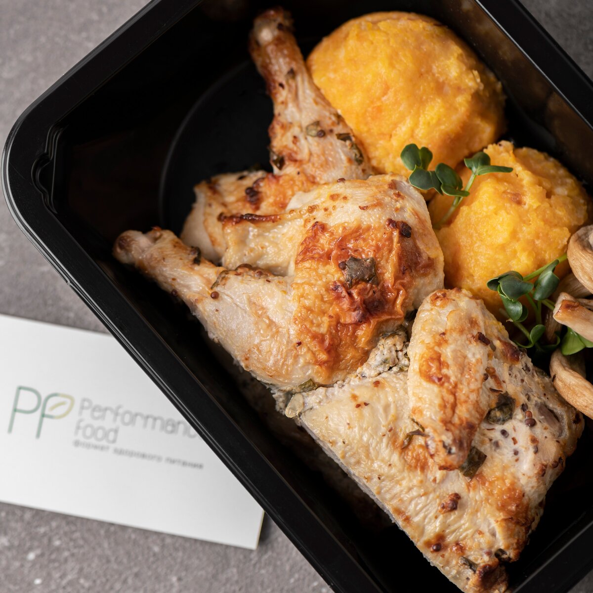 Мини-цыпленок, запеченный с горчицей и эстрагоном, — блюдо из программы "Кето-меню Gold" от Performance food