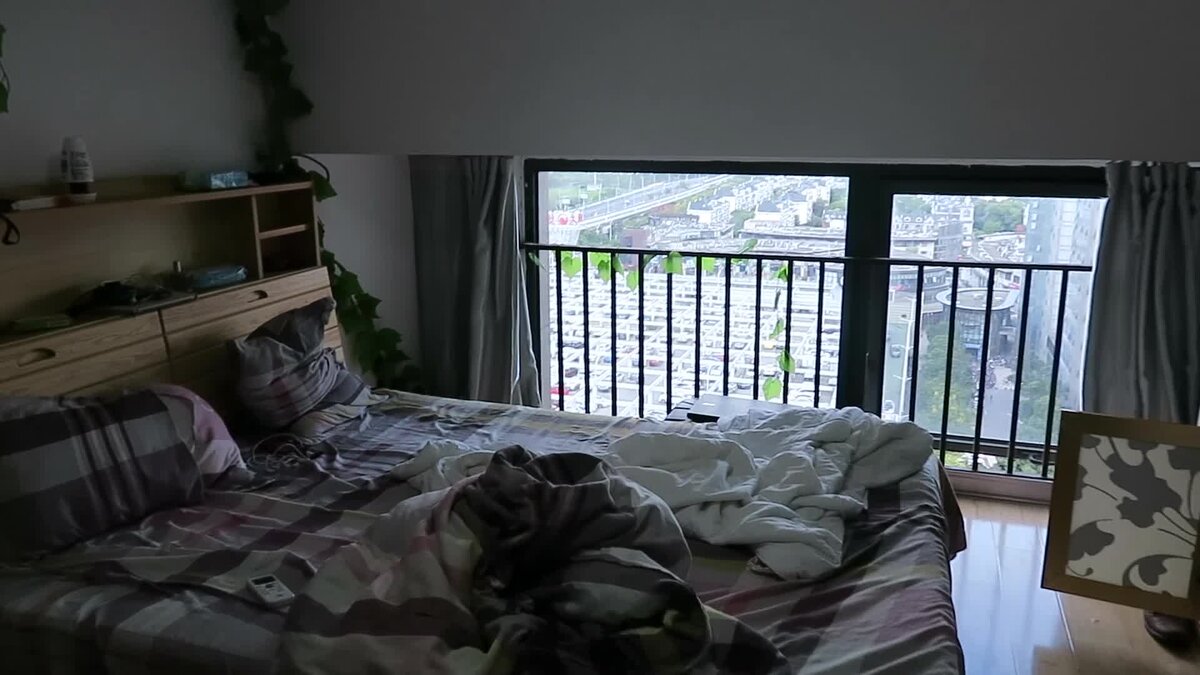 Чтобы приоткрыть окно, нужно нагнуться...