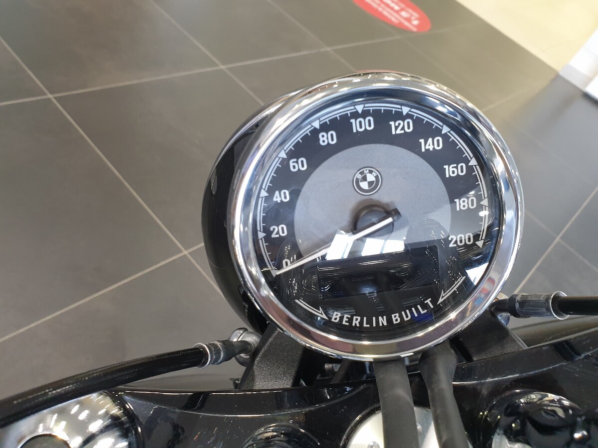 Аскетичный спидометр с минимумом информации, но с бортовым компьютером