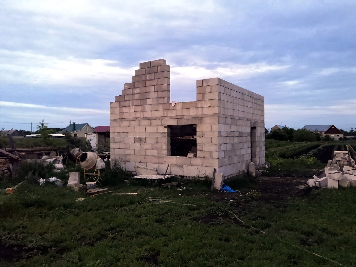 В прошлый раз я остановился на том, что выложил один из фронтонов.