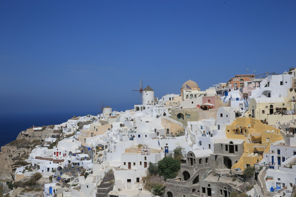 Город Ия, домики "ползут" по скале