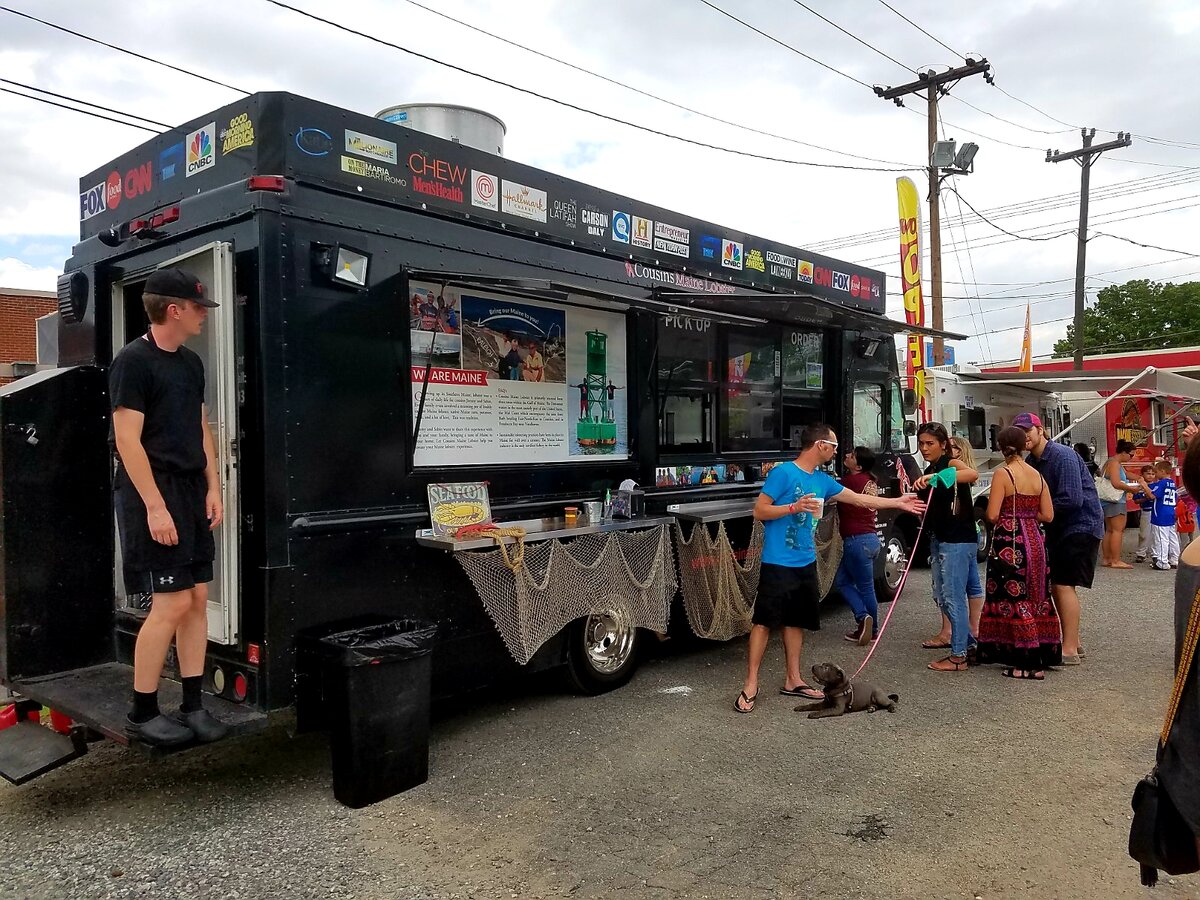 Собирается много грузовичков с очень разными видами еды