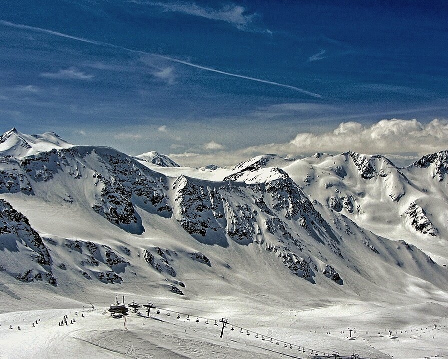 Как мы уже заявили в начале, сноуборд и лыжи — это не лишь только и не столько спуски по магистралям. Чем чем какого-либо другого вы обладаете техникой, что болееразличных ярчайших впечатлений можете получить от катания, а обучаться и развиваться ни разу не поздно.

На Курорте Красноватая Поляна есть потрясающие маршруты для внетрассового катания: кулуары, очень интересные дух дропы и бодрый пухлый cнегопаддожидаются как искусных фрирайдеров, например и тех, для кого это в свежий релиз. Ключевое, не позабудьтеарестовать напрокат лавинное амуниция и в обязательном порядке пользуйтесь предложениями гидов, например как катание по незнакомым склонам без знающего человека довольно небезопасно.