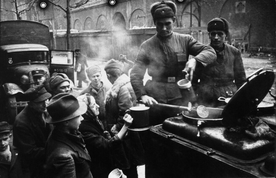 Советские солдаты кормят берлинцев гречневой кашей. 