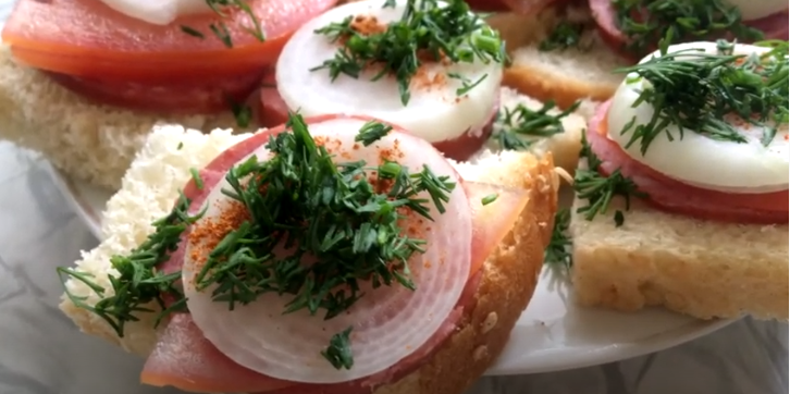 Сегодня вам покажу как можно приготовить маленькие и очень вкусные бутерброды. Очень сочные  и сытные. Очень простой рецепт приготовления бутербродов.