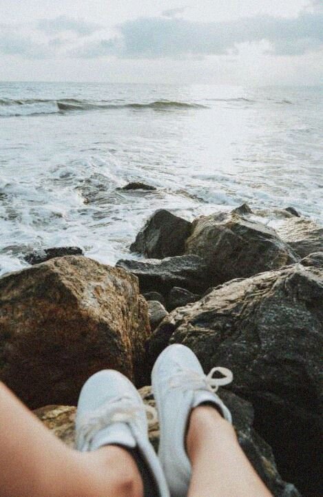 Посмотрите на камни падает теплый свет, а тень голубая, холодная