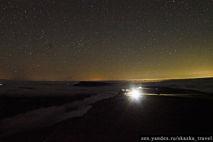 На плато огоньки - это все туристы