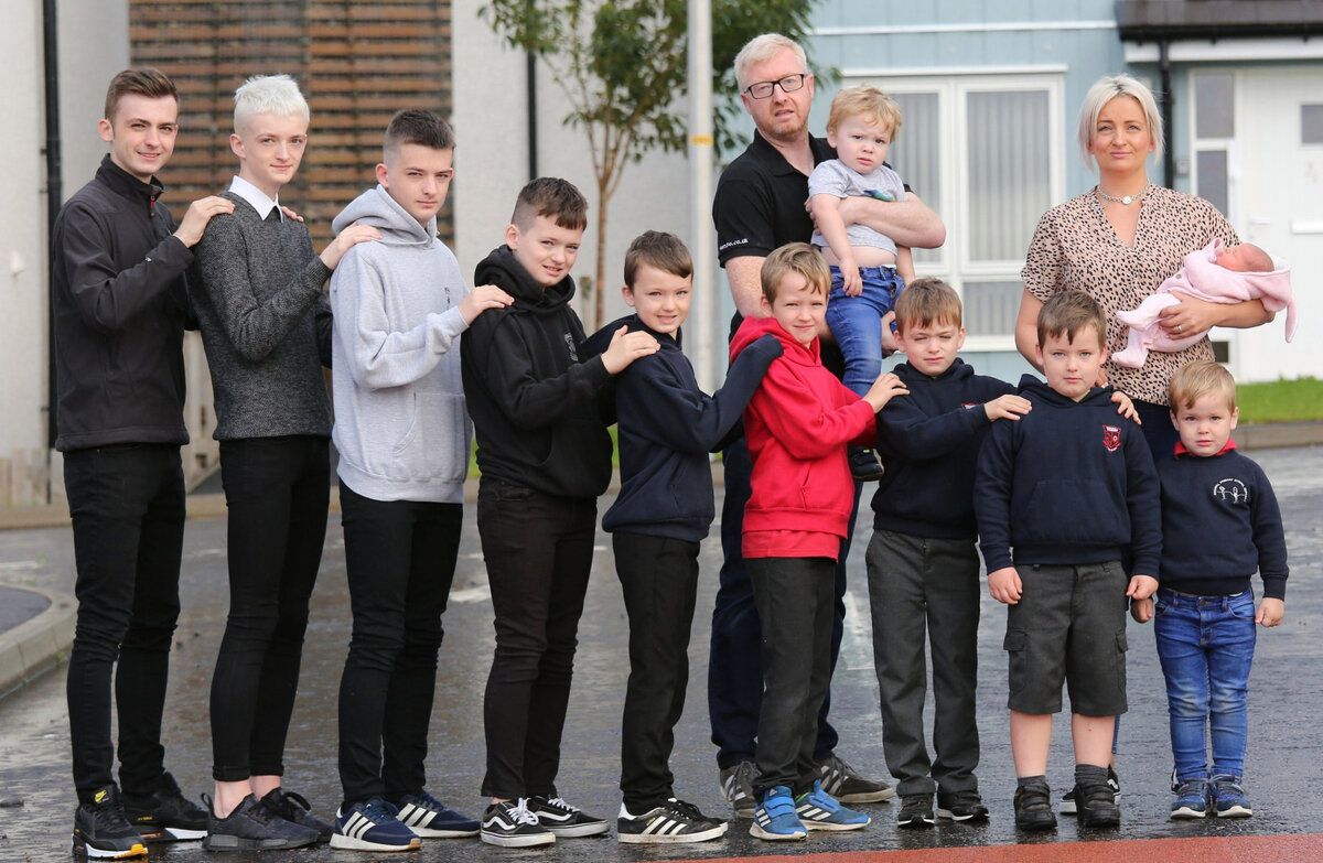 А на руках эта англичанка держит таки девочку! Источник фото: https://optim1stka.ru/wp-content/uploads/2020/05/PRI_83699337-1.jpg