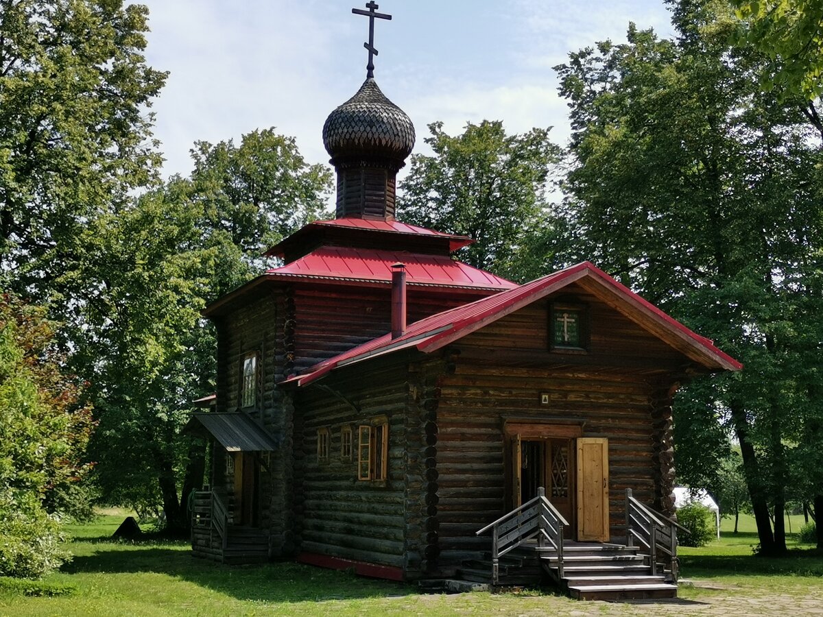 Деревянные церкви черный. Деревянный храм на Бутовском полигоне. Бутовский полигон Старая Церковь. Бутовский полигон деревянный храм внутри. Семиключье бревенчатая часовня.