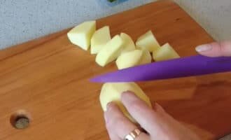 Картофель очищаем, моем, разрезаем на 6 частей.