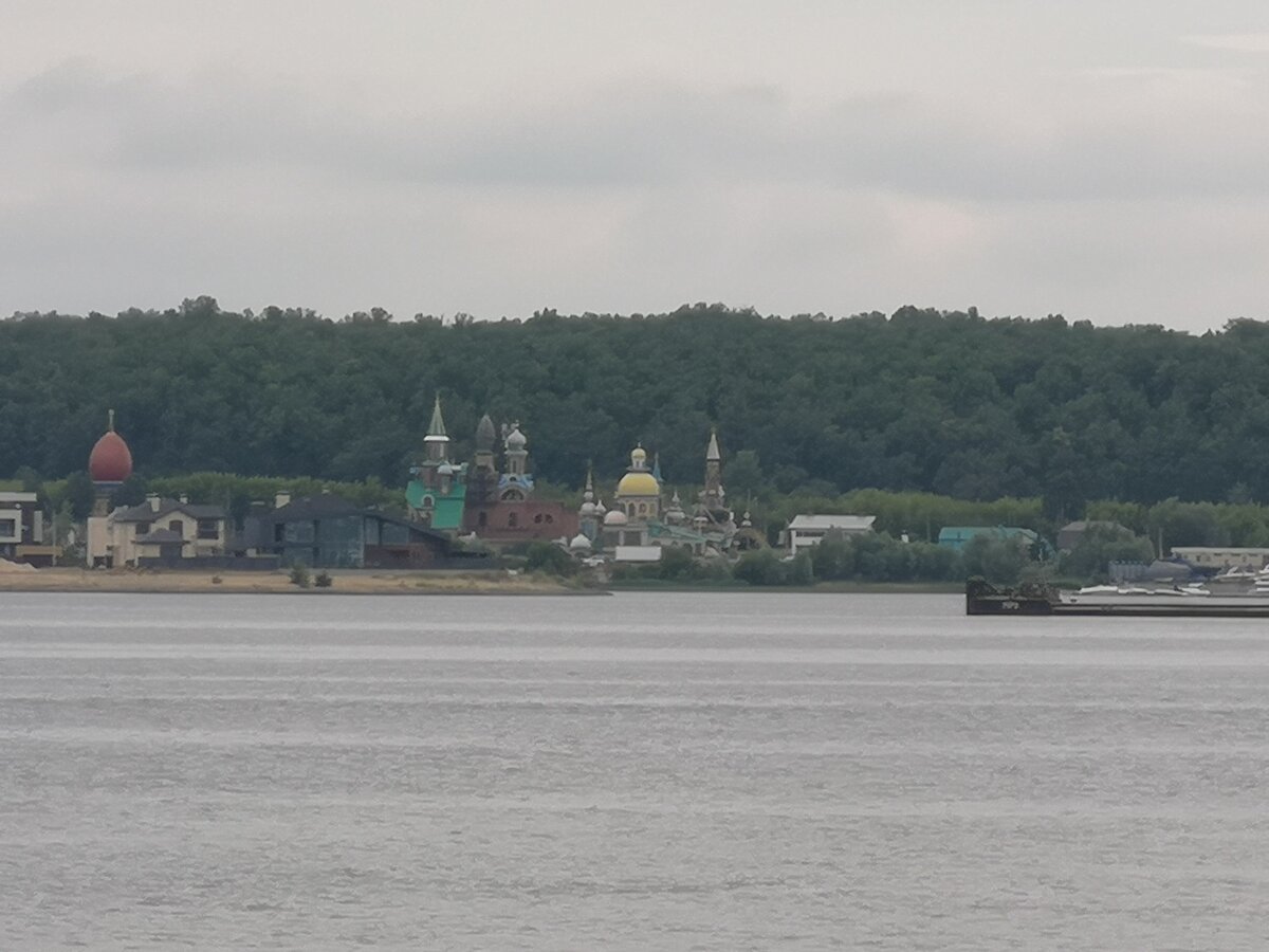 Храм всех религий. Вид с теплохода. Личный фотоархив (листайте галерею)