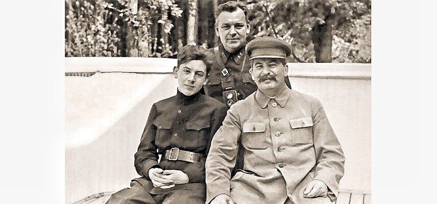  Николай Власик с вождем и его сыном Василием Сталиным в 1930-х