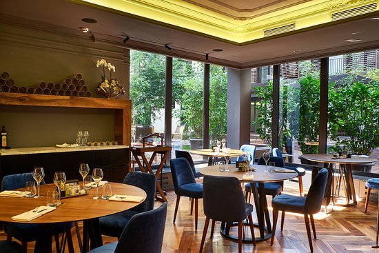 Классический гостевой зал ресторана 