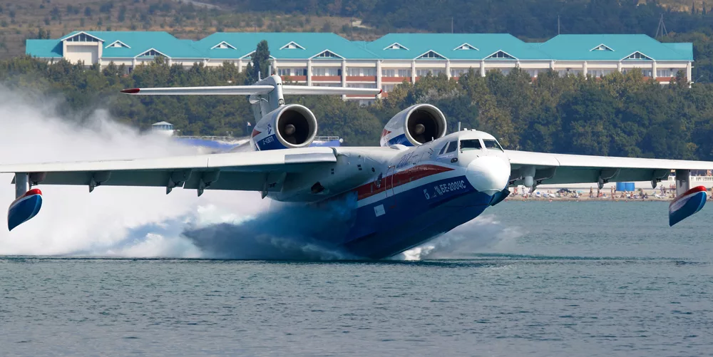Красавчик БЕ-200 на взлете... Фото viam.ru