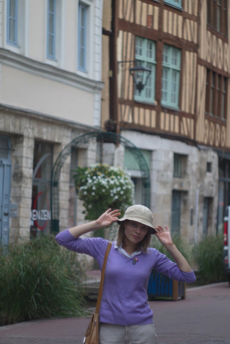 Нежные цвета и однотонная одежда, на мой взгляд, такой должна быть француженка!