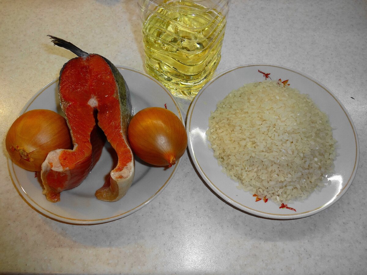 При покупке рыбы обратите внимание на то, чтобы поверхность кеты не имела пятен и повреждений, чешуя плотно крепилась к коже, а мясо было плотным и упругим. Если вы покупаете замороженную рыбу, тогда слой льда на ней обязательно должен быть очень тонким и равномерным.