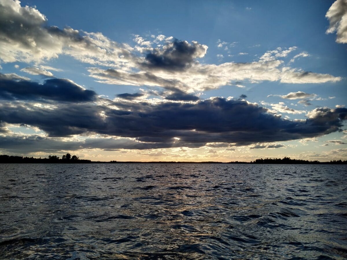 Анализируя происходящее, я полагаю, что сегодня страдают и умирают те, кто из-за внутренних конфликтов психосоматически ослабли и испытывают экзистенциальный невроз (во время которого человека охватывают апатия, пустота, смутное недовольство и тревога). И это происходит массово во всём мире! Как расстраивают подобные переживания работу иммунной системы, помогают понимать и слова Ирвина Ялома из его книги «Экзистенциальная психотерапия»: «Возникает ли болезнь или нет, зависит от индивидуальной сопротивляемости агенту (то есть от таких факторов, как иммунная система, питание и степень утомления): когда она понижается, то болезнь может развиться, пусть даже токсичность и плодовитость болезненного агента не изменились». Про сегодняшний день мы можем сказать, что люди, которые не справились с коронавирусом на психосоматическом уровне, имели слабые защитные механизмы и, помимо психосоматических заболеваний, страдали от экзистенциального невроза. Это происходит потому, что такие типы более тяжело переживают стресс из-за глубинного страха смерти, чувства потери смысла жизни, высокого уровня чувства вины и тревоги. Они, как правило, сопротивляются осознанию того, как они живут, и должны следовать замечанию Томаса Гарди: «Если это путь к Лучшему,  то нам не уйти от того, чтобы как следует разглядеть Худшее». 
Многие, находясь в стрессе, спрашивают про вакцину (когда она уже будет?) и про новые лекарства, забывая о том, что они могут сами исцелить себя, поддерживая психоэмоциональное состояние на должном уровне. Сегодня важно заниматься своей психикой и телом, то есть отдыхать и вести правильный образ жизни. Для этого вам необходимо повернуться к себе и осознать, какой вы, и где вы сейчас в своём жизненном пространстве.  Как я уже отметил выше, сильный удар по иммунитету наносят тревога, потеря смысла жизни и, самое главное, неспособность беседовать со своей душой. Сегодня я думаю, что каждый может обратиться к своей душе с вопросами: «Как я живу здесь и сейчас?», «Насколько я напуган происходящим?» или «О чём говорит мне заболевший орган (система органов?». В случае заражения коронавирусом спросить себя: «Почему я стал уязвимым для вируса, страха, а другой, находящийся рядом (родственник, сосед, коллега и т. д.), нет?». Этот вопрос касается и целых стран. Например, почему в России, пострадало от вируса меньше людей, чем, например, в США? Я думаю, что разница характеризует силу духа народа. Мы духовно сильнее американцев и европейцев, которые психологически более инфантильны, не способны к преодолению трудностей, психосоматически не устойчивы.