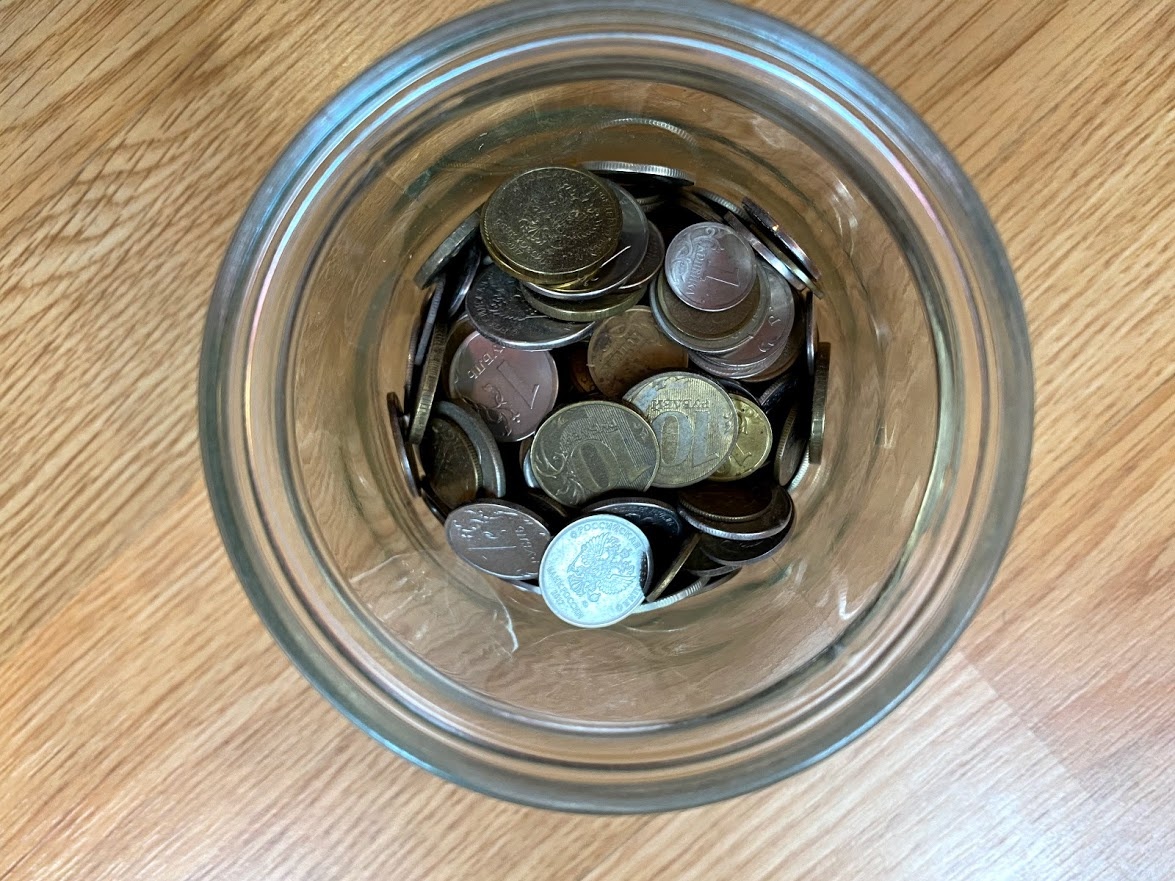 Можно вместо кошелька использовать такие банки для мелочи