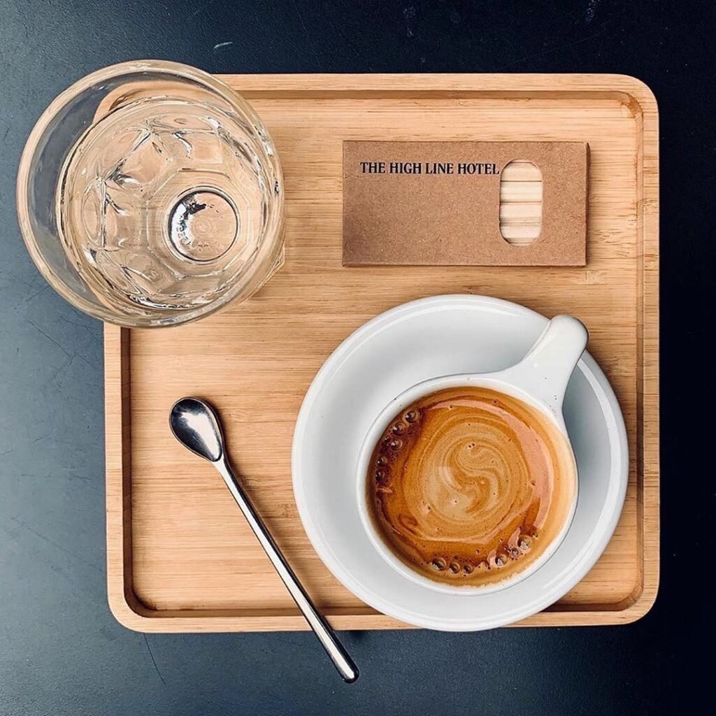 Эспрессо и стакан воды