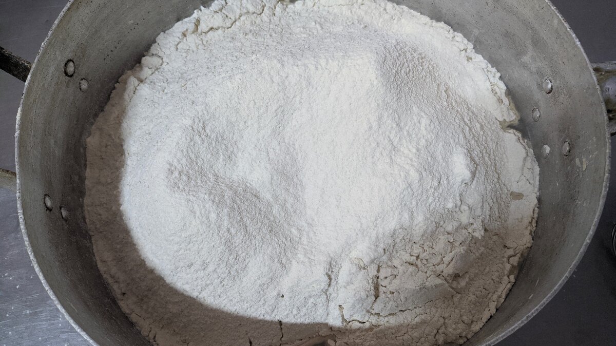 Муку можно засыпать сразу или постепенно перемешивать! Не забываем муку просеивать через сито, чтобы хорошо обогатить кислородом.