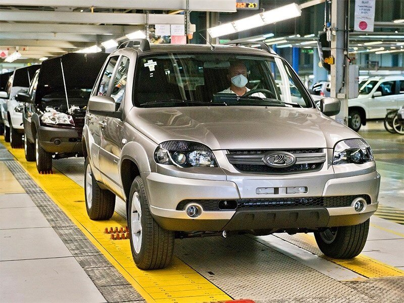  
 АвтоВАЗ объявил о начале серийного производства внедорожника Niva с фирменной ладьёй на решётке радиатора 
Рестайлинг затронул только решётку радиатора, а точнее - её основную поперечину по центру: шильдик Lada потребовал увеличения элемента в ширину. Изменения в салоне по своему масштабу аналогичны внешней переделке: на рулевом колесе в круге по центру красуется трёхмерная ладья, у приборной панели изменилась лишь графика. В остальном - та же, уже знакомая всем, Chevrolet Niva.

Силовой агрегат остался прежним: 80-сильный 8-клапанный двигатель объёмом 1.7 литра, спаренный с 5-ступенчатой МКП. Внедорожник оснащён системой полного привода с межосевым блокируемым дифференциалом. Список опций, доступных для Niva, остался прежним: подогрев передних сидений, обогрев лобового стекла, кондиционер, комплекс "ЭРА-Глонасс", мультимедийная система с 7-дюймовым экраном и функцией голосового управления и фронтальные подушки безопасности.