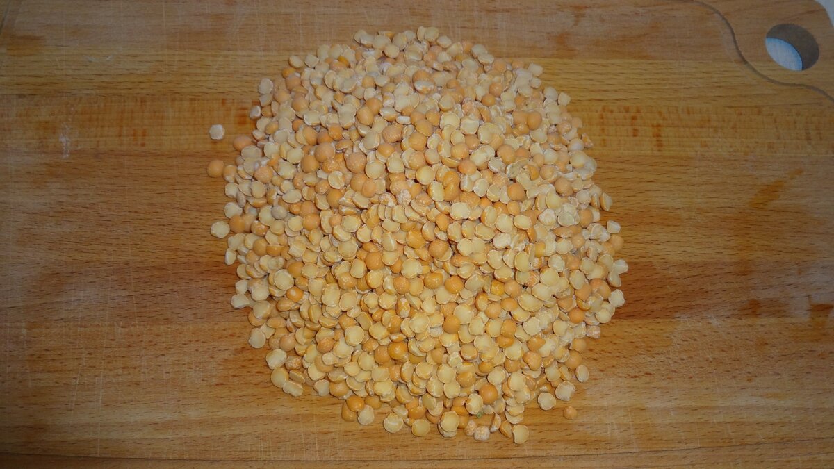 Колотый горох (половинки горошин) не требует обязательного замачивания, его кладут в холодную воду и варят час в кастрюле с открытой крышкой.