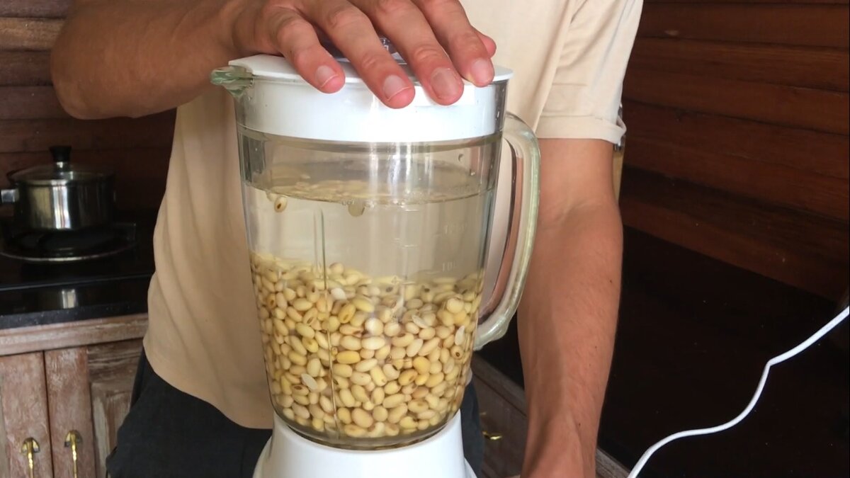 Залейте размоченные бобы питьевой водой.