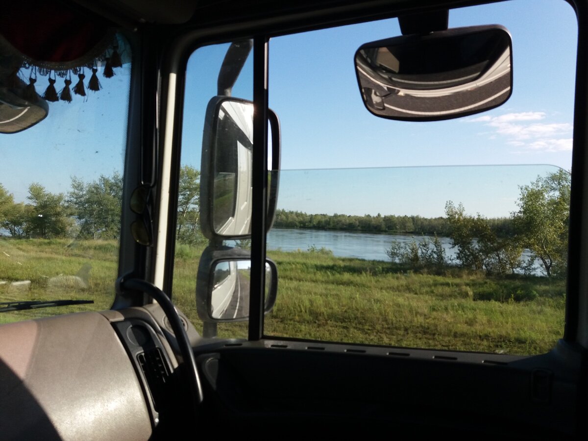 Примерно так я "смотрела мир", когда ездила с мужем в рейсы. Река Иртыш. Фото автора