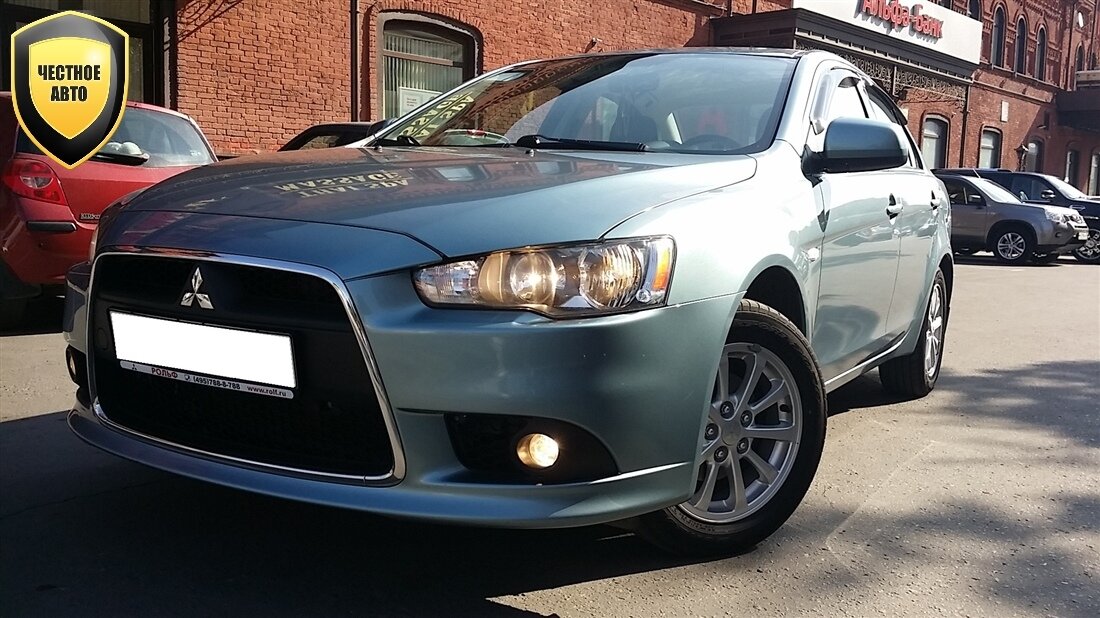 Внешность после рестайлинга 2011 г. изменилась несильно: у задних фонарей фоновая подложка стала черной, «улыбка» переднего бампера сменилась грустной миной, а на трапеции решетки радиатора появилась хромированная окантовка.