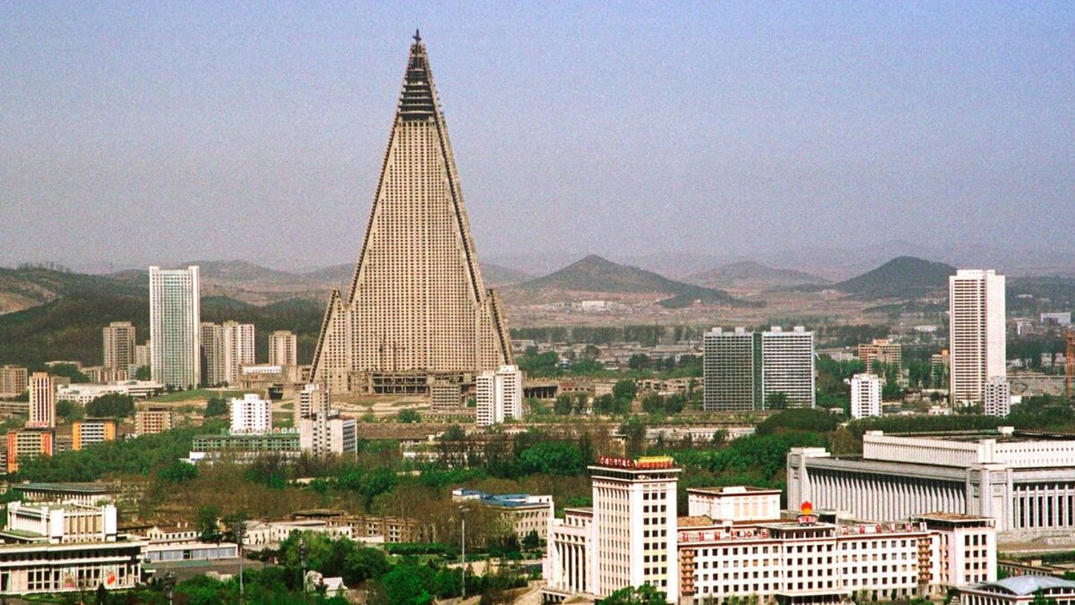 В таком виде отель простоял с 1992 по 2008г. Фото:Яндекс.картинки