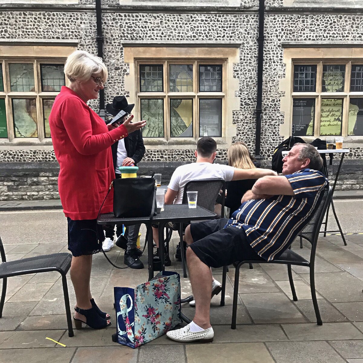 В пабе. Пожилые тоже стараются не отставать от молодых. Хотя и каблук пониже и поустойчивее. Фото из личного архива