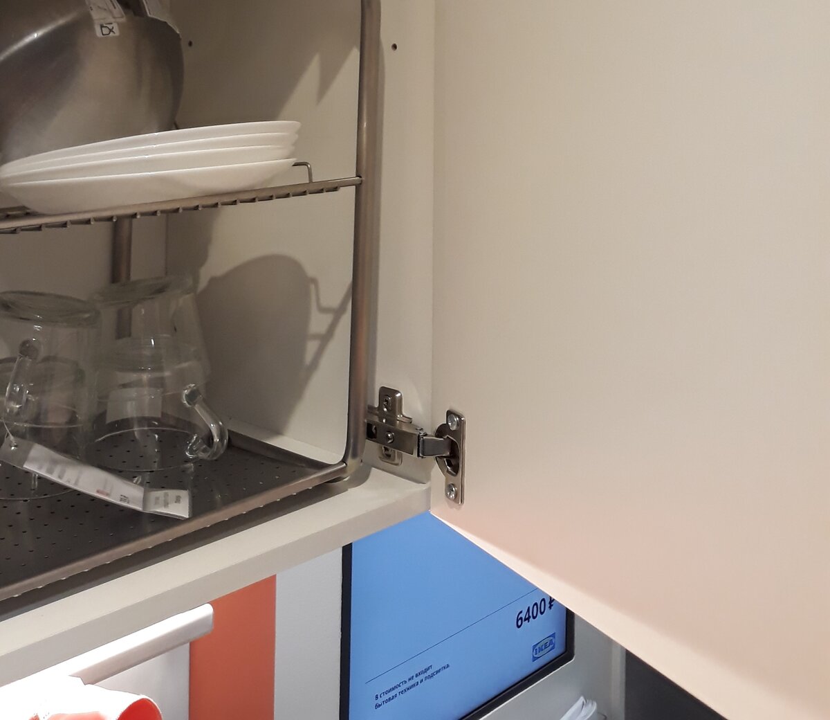 Обычная мебельная петля.